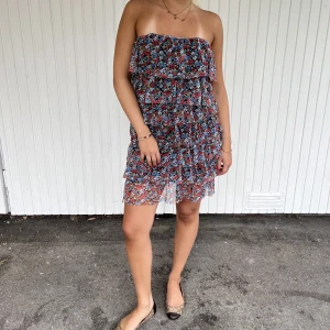 Volangklänning  - Jättesöt blommigt mönstad volangklänning köpt secondhand 