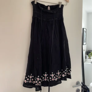 Söt sommar klänning  - Klänning från hilfiger i storlek small. Fin kvalitet men några år på nacken 