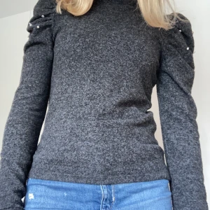 Långärmad tröja från Zara  - Jättefin tjocktröja från Zara i storlek S (men passar även som XS). Plagget är i näst intill toppskick.💞 