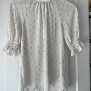 Topp - Sååå fin topp från ted baket som har lite guld glitter i sig! 💗💗