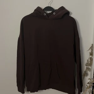 Brun hoodie - En brun hoodie från Nelly använd en gång. I storlek S men sitter oversized