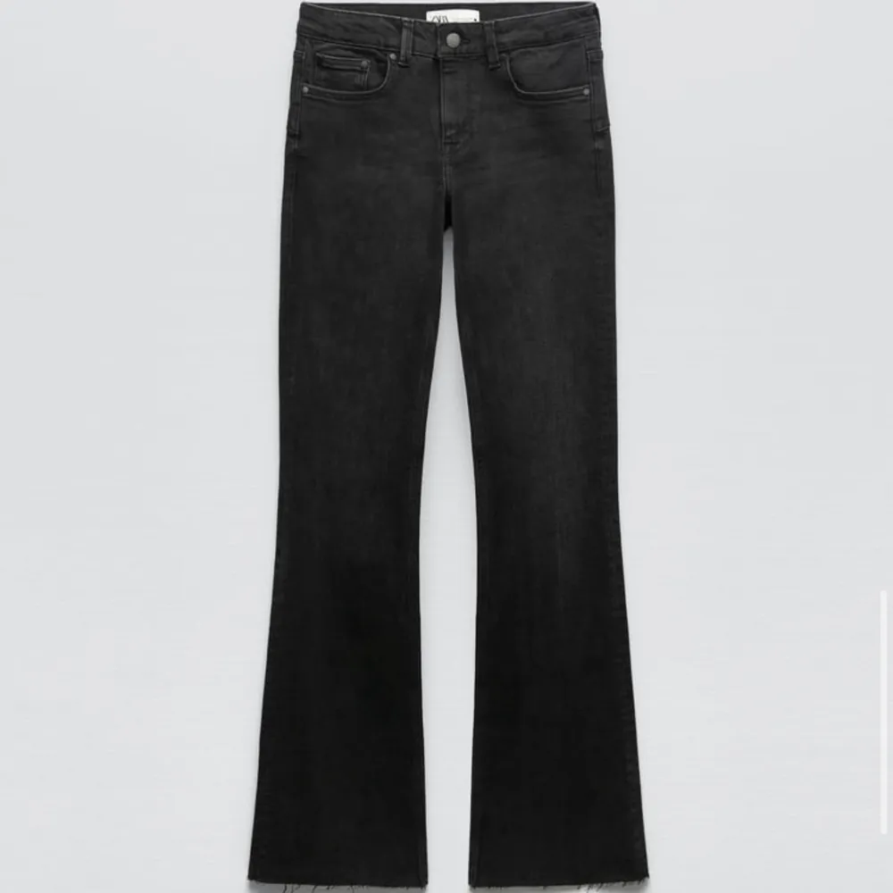 säljer dessa jättesnygga helt oanvända svarta bootcut jeans från zara då de är för små för mig! köpta här på plick!. Jeans & Byxor.