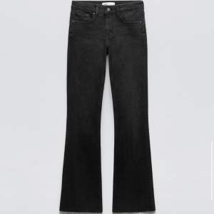 säljer dessa jättesnygga helt oanvända svarta bootcut jeans från zara då de är för små för mig! köpta här på plick!