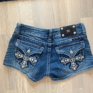 MISS ME SHORTS - Gaaalet snygga lågmidjade Miss Me short!! Strl 28. Nästan helt oanvända och ny pris är 1200 kr. Skriv för frågor !!! :) (har även ett par liknande i min profil)