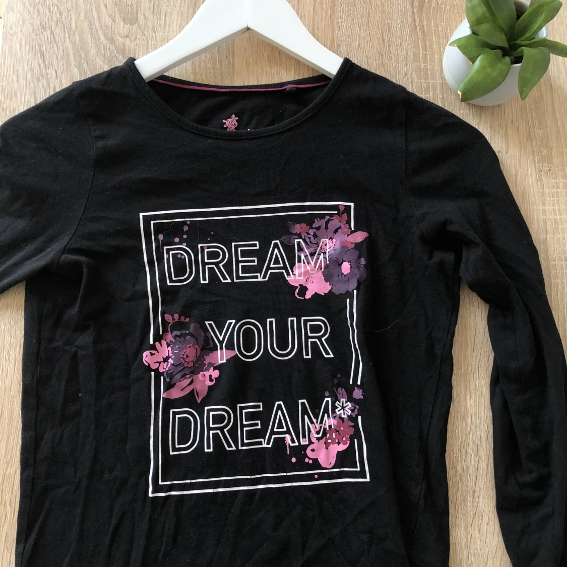  en svart långärmad tröja med ett tryck på