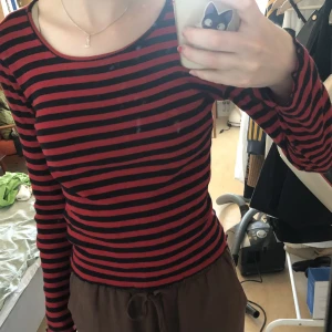 Randig långärmad tröja - Svart-och rödrandig tröja. Använd gärna köp nu. 