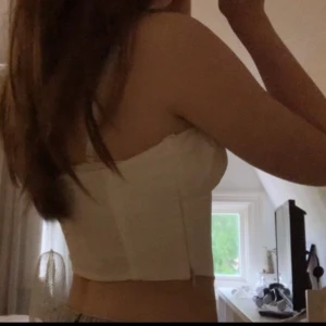 ”Korsett” liknande topp - Säljer nu denna korsett liknande toppen i stl xs. Köptes förra sommarn och inte jättemycket använd. Har gått upp lite vid dragkedjan men det är inget märkbart och går säkert att sy ihop enkelt. Inte alls genomskinlig. Jättegullig nu till sommaren 💗💗