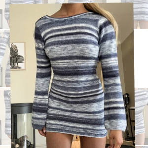 Klänning - Stickad klänning från Nelly, oanvänd med lappar kvar.  Storlek xs men passar mig bra som brukar ha s oxå. Nypris 599kr  Helt slutsåld