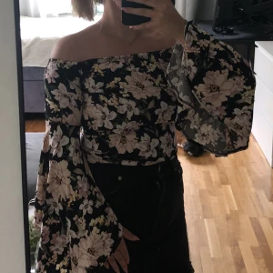 Blommig topp - Superfin blommig offshoulder topp med volangärmar. Sparsamt använd 🌸