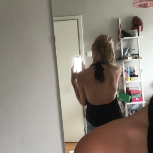 Svart blus - Det är en svart blus som passar jättebra som finklädsel den är i storlek 36 vilket ungefär är s, men passar även xs 