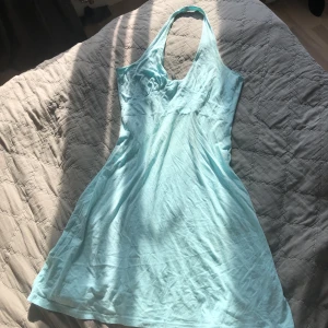 Halterneck klänning - Härlig turkos halterneck klänning. Köpt second hand och har någon enstaka fläck som borde gå  bort i tvätten. Aldrig använd av mig då det inte är min färg. 