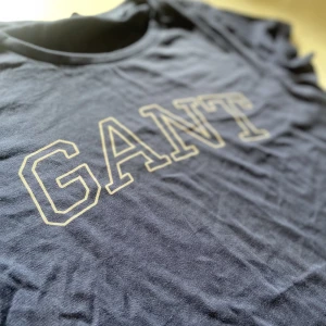 T-shirt  - Aldrig använd, super fin marin blå färg! 200kr inklusive frakt