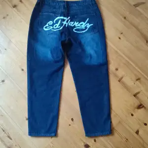 Ed hardy jeans i bra skick! Säljer för att den inte passar mig och behöver pengar!