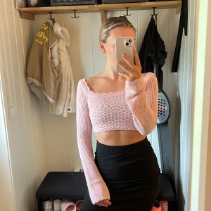 Rosa top - Rosa gullig top från Chiquelle! Den är stickad så den blir genomskinlig, har en rosa bh på mig under toppen, bild 3 visar lite hur de syns igenom🫶🏻 Endast testad 