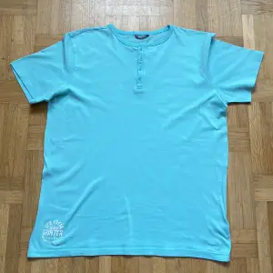 En fin t-shirt som är tunn och skön till sommaren. Säljer den pga att den är för liten för mig. Den är från Lindex i storlek 170 som motsvarar S/M i vuxenstorlek för den här tröjan. T-shirten är knappast använd kankse bara 2 gånger.