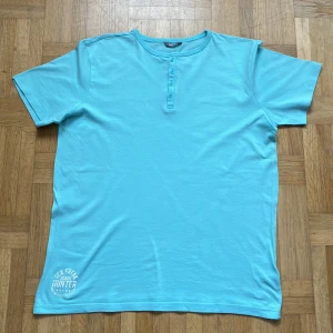 T-shirt - En fin t-shirt som är tunn och skön till sommaren. Säljer den pga att den är för liten för mig. Den är från Lindex i storlek 170 som motsvarar S/M i vuxenstorlek för den här tröjan. T-shirten är knappast använd kankse bara 2 gånger.