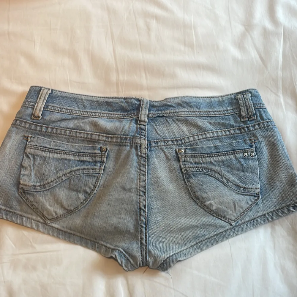 Coola jeansshorts med nitar och snygga fickor. Säljer eftersom de är för stora.. Shorts.