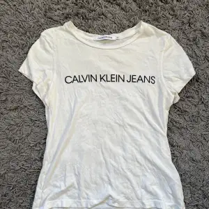 Storlek XS från Calvin Klein Jeans, fint skick.   Säljer för 80 kr, kan mötas upp i Kalmar eller skickas mot fraktkostnad