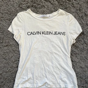 Calvin Klein T-shirt - Storlek XS från Calvin Klein Jeans, fint skick.   Säljer för 80 kr, kan mötas upp i Kalmar eller skickas mot fraktkostnad