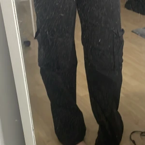 Svarta Cargo byxor  - Säljer dessa svarta cargo byxor då jag aldrig använder dom,storlek S