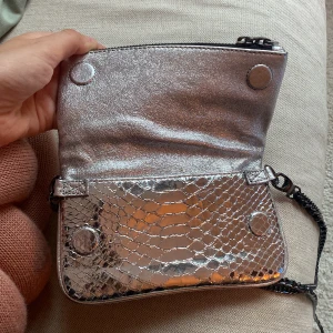 Zadig väska  - Zadig väska i strl mini, är i nyskick. Finns i Stockholm så möts gärna upp, annars skickas den mot fraktkostnad☺️