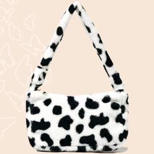 Cow Pattern Fluffy Baguette Bag. Använt några gånger men i bra skick