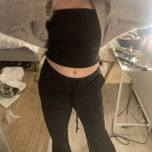 Byxor från zara - Så fina och smickrande byxor från zara! De är lite långa på mig som är 165! De är i storlek S💕