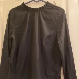 Svart skjorta? - Hög krage men annars snygg