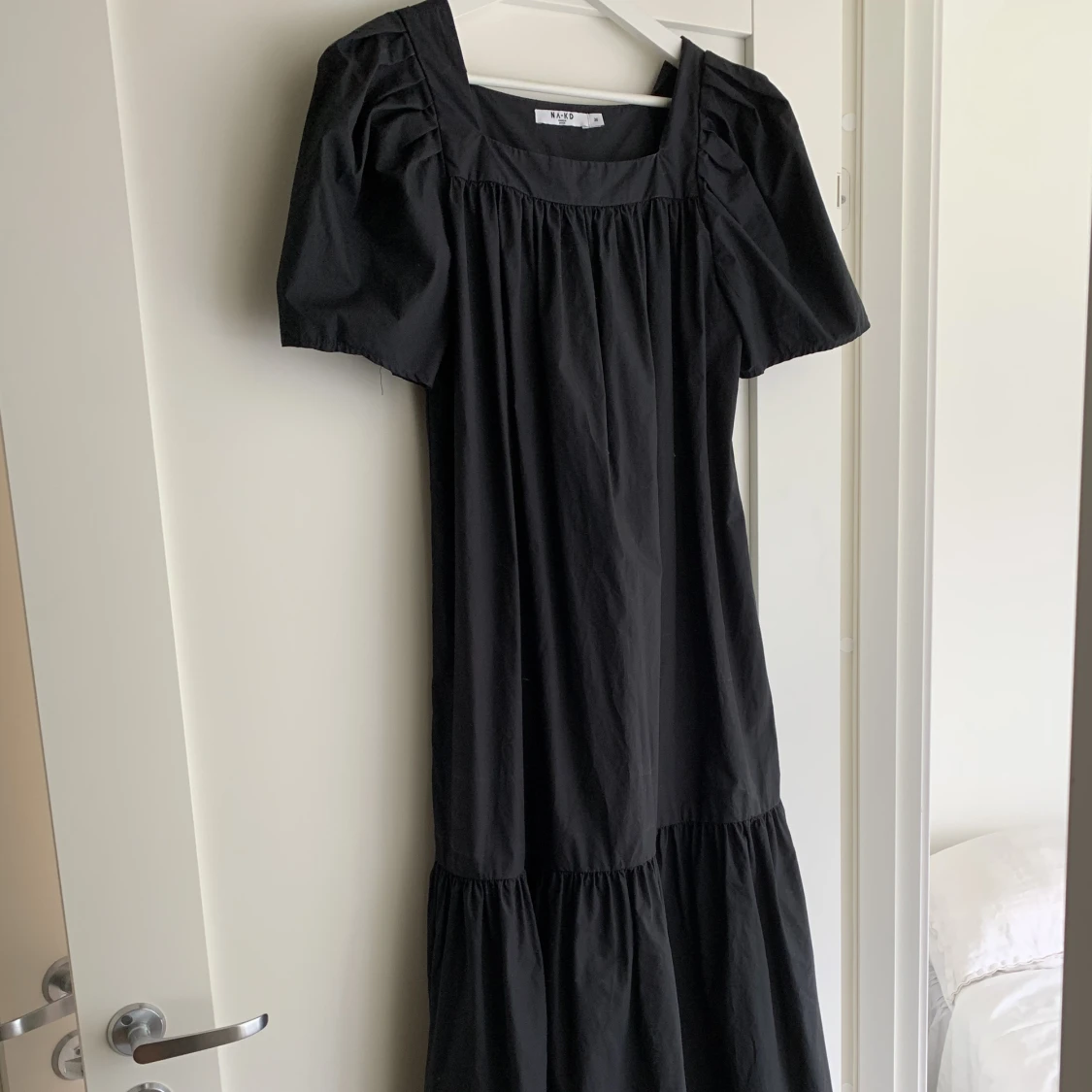 Klänning med puffärm & volang  - 90