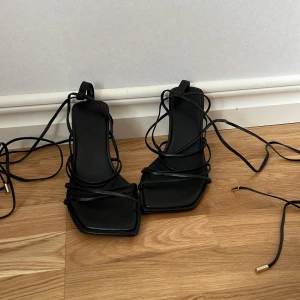 Klackar - Klackar från asos, aldrig använda. Bra och stabil sula, bra kvalite. Nypris 500kr