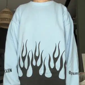 Sweatshirt med flames från Skallenbrand baserad i Barcelona. Endast använd en gång! Jag är en S/M och den här tröjan är i M och sitter oversized. Hör av dig om du vill ha mer bilder!