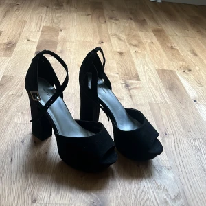 Klackskor - Svarta högklackade i storlek 37