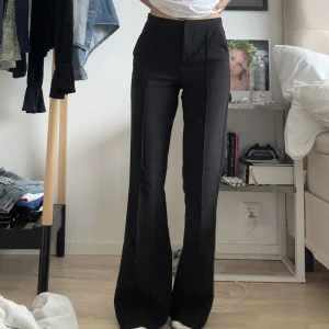 Bootcut kostymbyxor  - Kostymbyxor med bootcut! De är midrise och sitter väldigt skönt då de är väldigt stretchiga! De är från Gina tricot och tror att jag köpte de för runt 300kr så säljer du för 150kr! Använda Max 3 gånger och allt är som det ska!