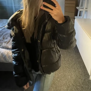 Bikbok jacka - Trendig pufferjacka jag tidigare köpt från Plick, väldigt bra skick och inga defekter! Köptes för 900🖤säljs direkt vid 520+frakt🙏🏽☺️