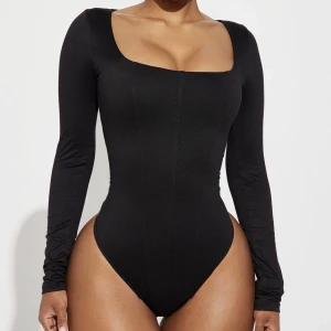 Korsettbody - Jättefin korsetbody från Fashion nova i storlek S. Sitter superfint på kroppen och allmänt bara en jättefin tröja. Aldrig använd utan bara testat, säljer få jag har tröjor som liknar så behöver ej den🥰 skriv vid fler frågor🫶🏻