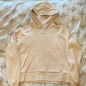 Calvin Klein Jeans hoodie beige  - Iprencip inte använd så i fint skick 💗