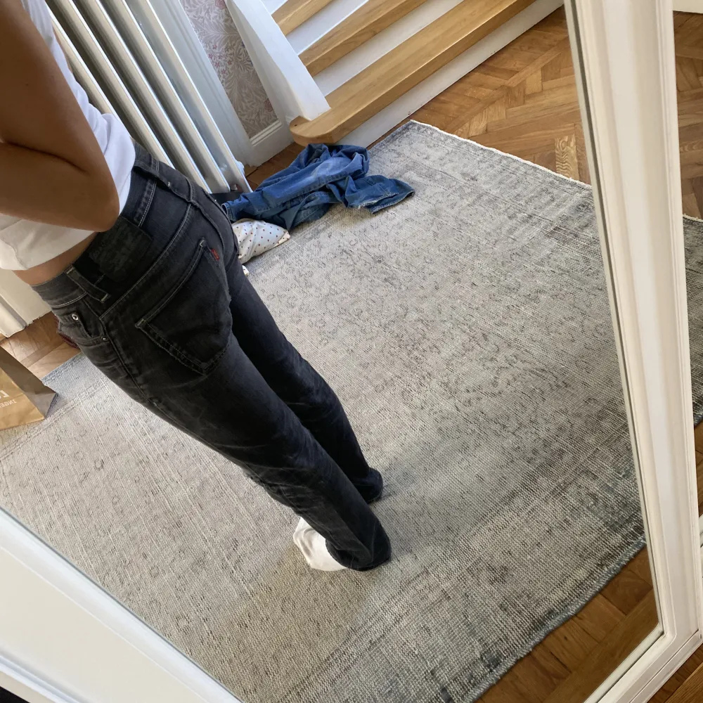 Asnajs svarta Levis jeans med hål på ena knät. Perfekta svarta paret till hösten, stolen 30/32. Jag har storlek 36/38 och är 170 cm, perfekt längd. Jeans & Byxor.