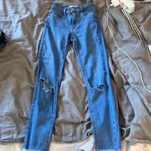 Blåa skinny jeans från Gina i storlek xs. Ganska använda men ändå i hyfsat skick💕