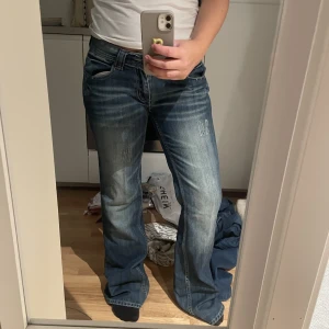 Feta jeans - BUDA INTE I BUDGIVNINGEN!!! Kom privat SKITSNYGGA jeans som inte kommer till användning. Har bud på 320kr