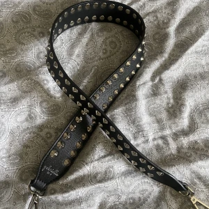 Axel band - Oanvänd snyggt med nitar🥰⭐️köpte för 400kr säljer för 200kr+ frakt