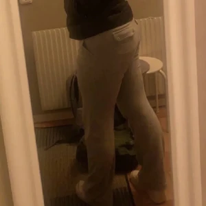 Juciy byxor  - Säljer mina fina juciy byxor!! Använda några gånger, säljer pga att dom inte kommer till användning längre. Vid snabb affär kan jag tänka mig att sänka priset 💕
