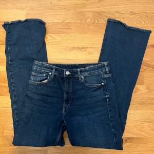 Säljer dessa skit snygga bootcut jeans från H&M! Säljs pga att de är för små. 
