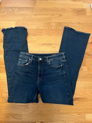 Högmidjade bootcut jeans - Säljer dessa skit snygga bootcut jeans från H&M! Säljs pga att de är för små. 
