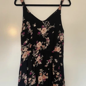 Klänning  - Aldrig använt. Bara testat