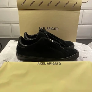 Axel arigato  - Säljer mina Axel arigato då dem ej används köpte dem för 2550kr, dem är helt ok skick, om man har typ 42-43 på Jordan 1 så passar dessa perfekt 