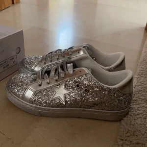 Glitter skor - Glittriga skor köpta i Spanien! Aldrig använda, väldigt snygga men säljer då de var för små för mig! Storlek 37