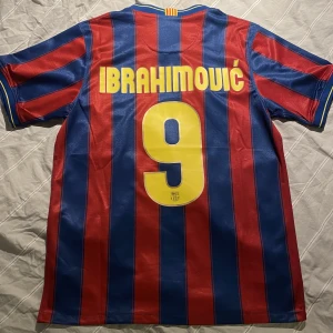 Zlatan tröja - Zlatans tröja från säsongen 2009/10. Unik äkta matchtröja som är väldigt svår att få tag i! Mörkare & snyggare färger i verkligheten! Hör av dig vid funderingar:)