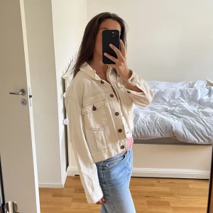 Vit jeansjacka - Säljer denna fina vita jeansjacka från zara! Har använt ett fåtalgånger, därav mycket fint skick! 100 kr + frakt 