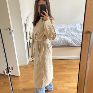 Beige trenchcoat  - Säljer min fina trenchcoat! Ett tidlöst plagg, i mycket fint skick!! 160 kr + frakt 