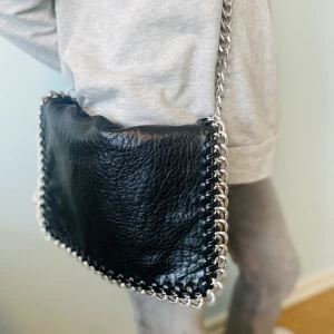 Tiamo väska - Säljer den här jätte fina Tiamo väskan❣️Har använt den lite gran men den ser som ny ut❤️👌🏻🌟